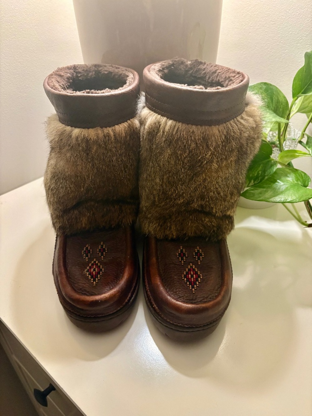 Authentica Manitobah Mukluks – Genuine Fur & Leather – Excellent Condition